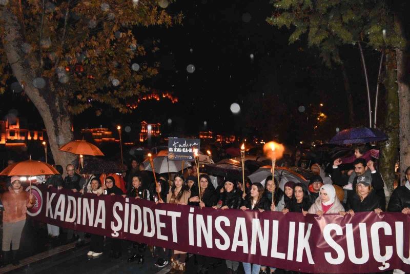 Turuncu renge bürünen Amasya’da kadına şiddete karşı meşaleli yürüyüş
