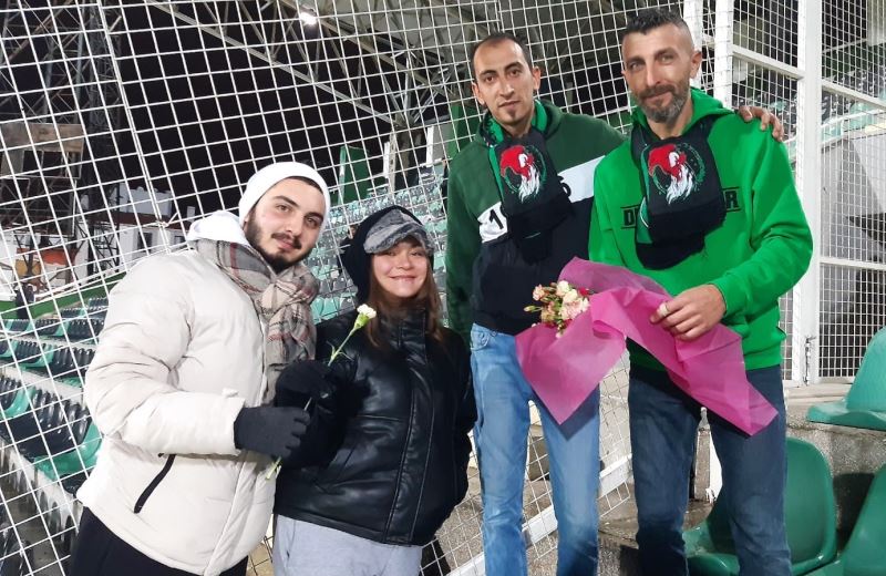 Denizlispor’un kadın taraftarlarına karanfil dağıtıldı
