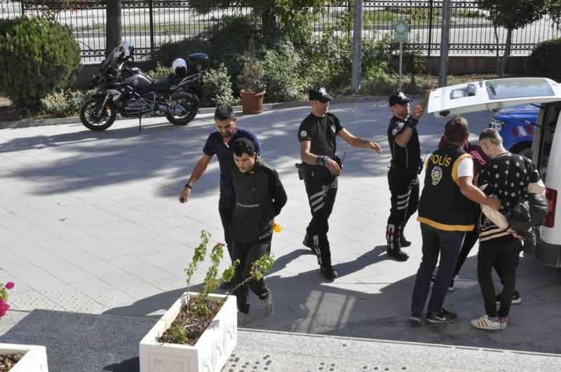 Fethiye’de kendini polis olarak tanıtan 2 gaspçı tutuklandı
