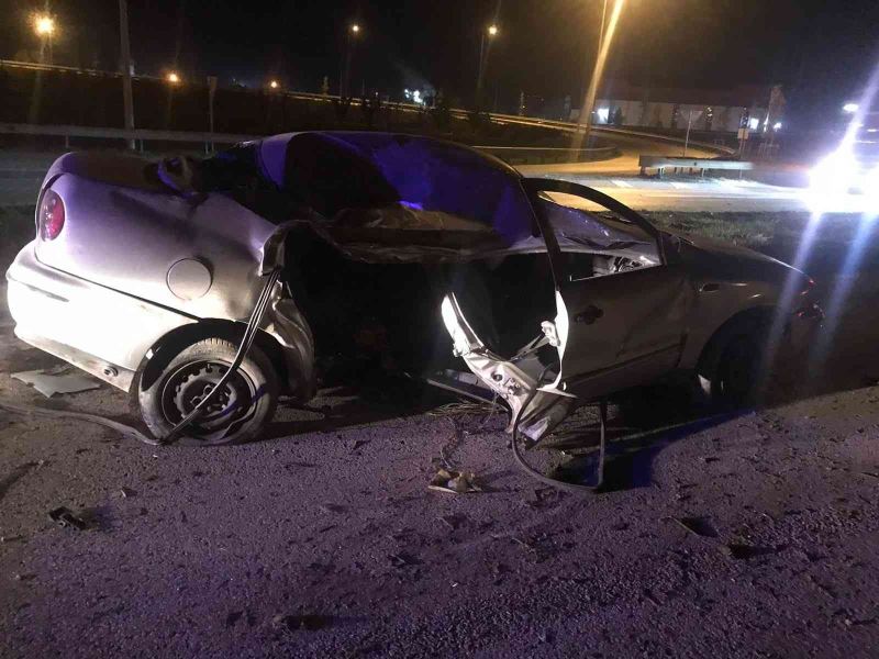 Çarptığı aydınlatma direği üzerine devrildi: 3 yaralı
