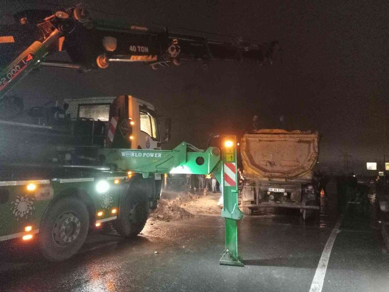 Bağcılar’da hafriyat kamyonu yolun ortasına devrildi
