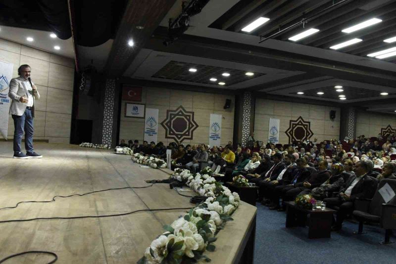 Sıtkı Aslanhan Manisalı okurlarıyla buluştu
