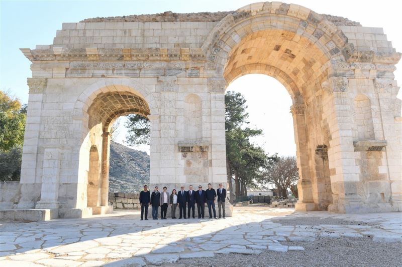 Anavarza Antik Kenti’nde heyecanlandıran izler
