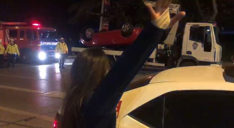 Otomobiliyle takla atan sürücü, çekim yapan basın mensuplarına müdahale etti
