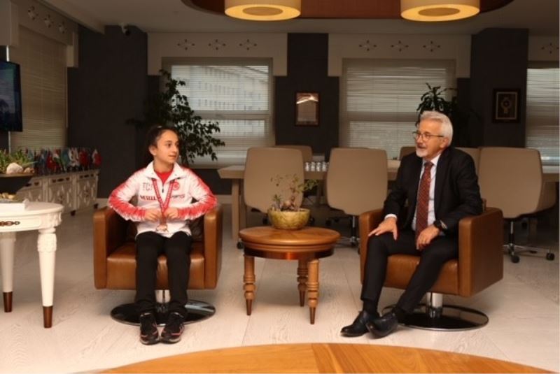 Başkan Erdem’den ödüllü sporculara kutlama
