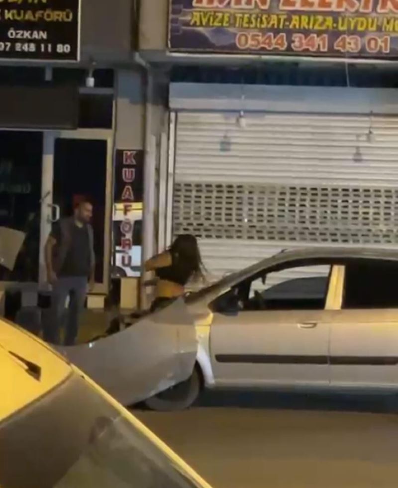 Kaza yapan sürücü çılgına döndü, aracına zarar verdi
