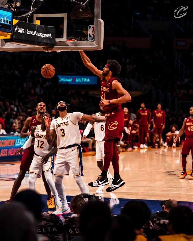 Cedi’li Cleveland, Lakers’ı devirdi
