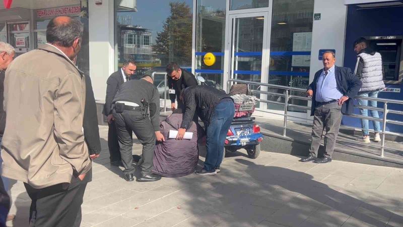 Sokak ortasında nöbet geçiren yaşlı adamın yardımına vatandaşlar koştu
