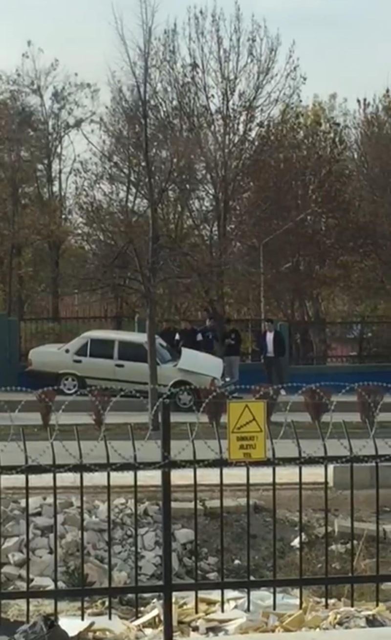 Yoldan çıkan otomobil kaldırıma çıktı: 1 yaralı
