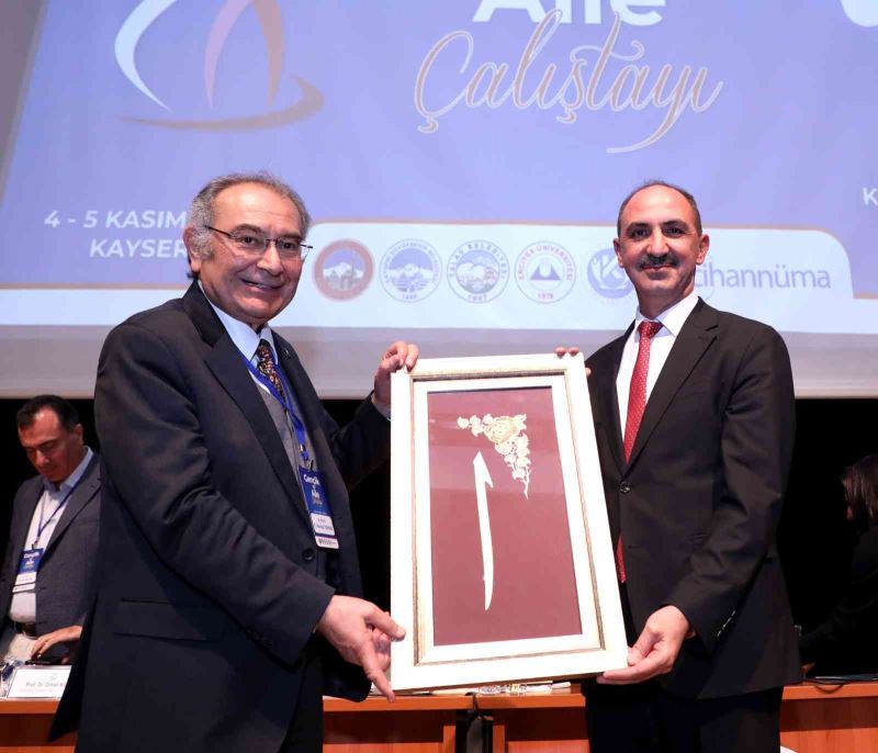 KAEÜ Rektörü Vatan Karakaya, Kayseri’de ‘Gençlik ve Aile Çalıştayına’ katıldı
