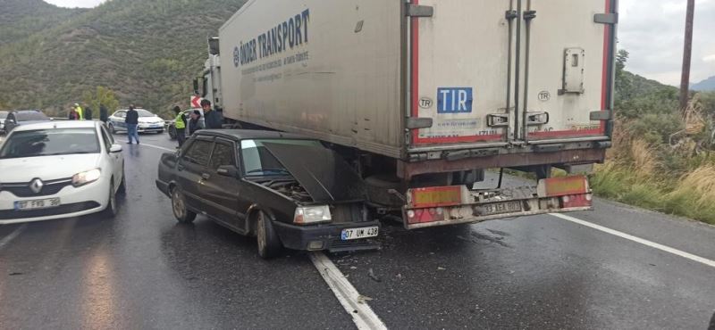 Virajı alamayan otomobil, tırın altına girdi: 1’i çocuk 4 yaralı

