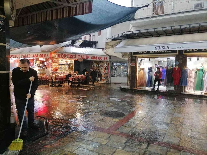 Kemeraltı Çarşısı yağmura teslim
