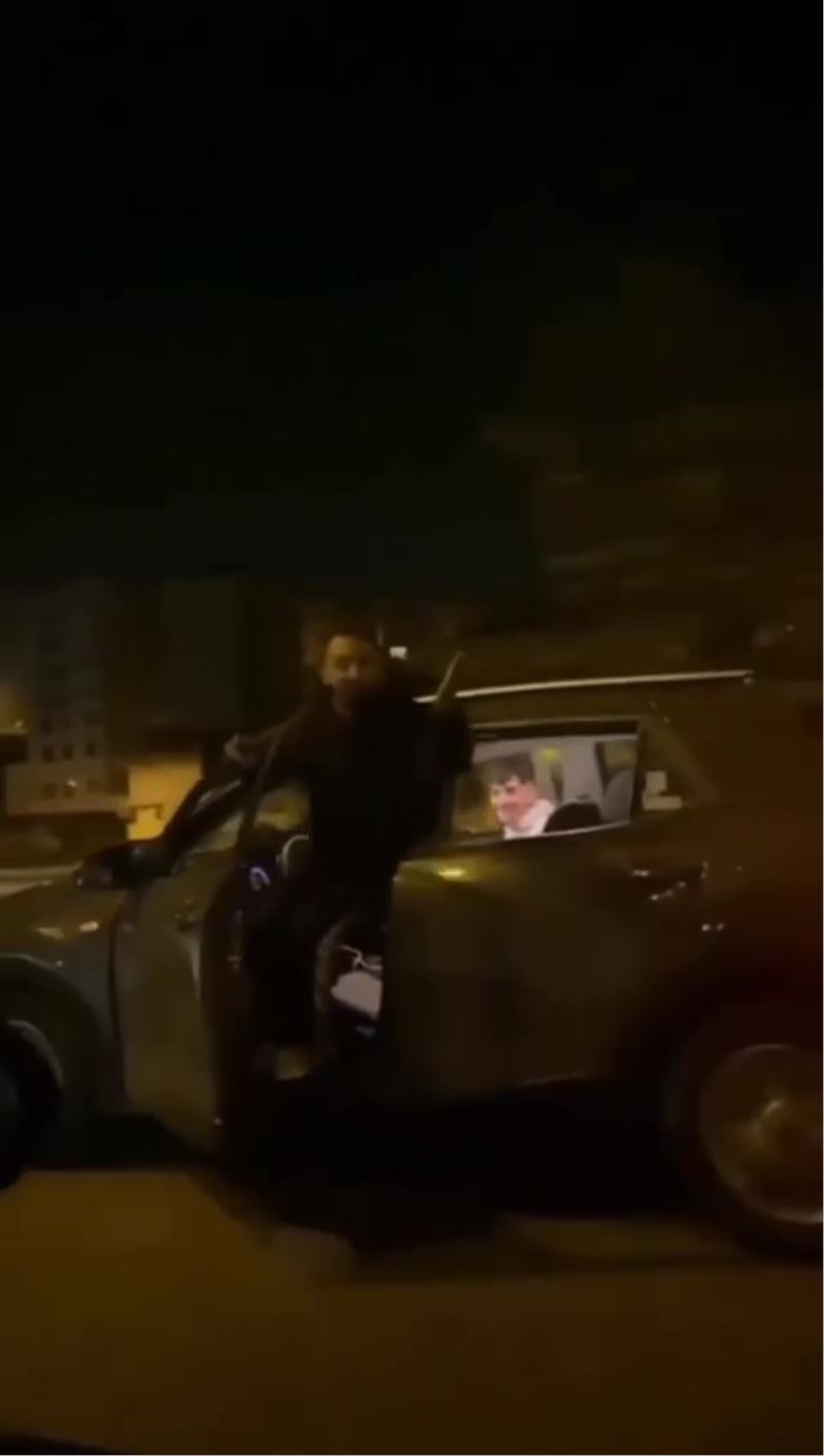 Pendik’te pes dedirten görüntü: Kapısı açık otomobili ayakta kullandı
