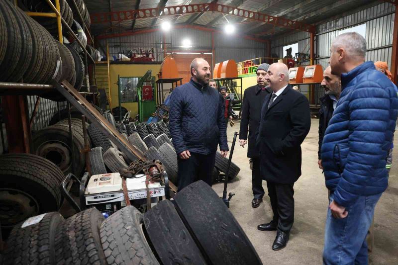 Belediye başkanı, işçilerle birlikte mesaiye başlıyor
