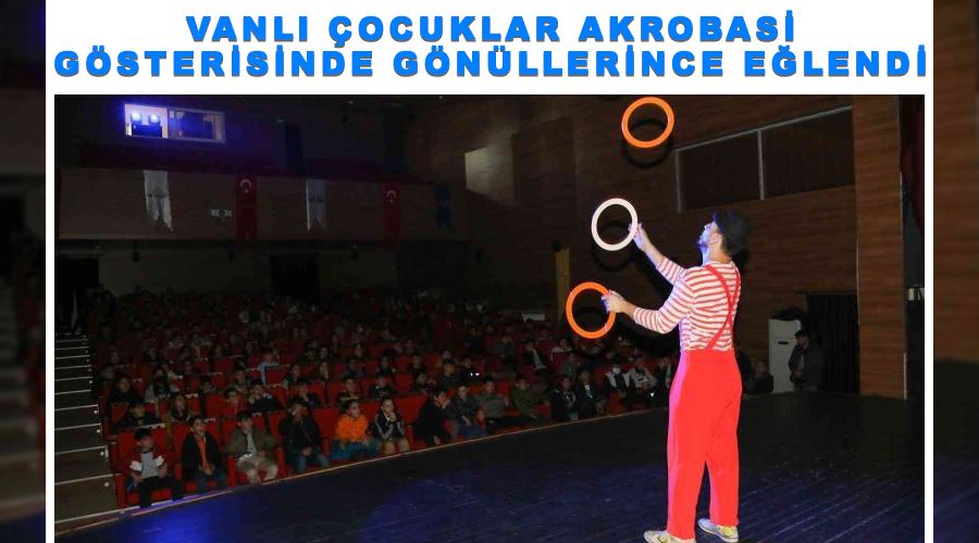 Vanlı çocuklar akrobasi gösterisinde gönüllerince eğlendi