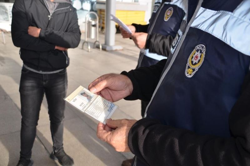 81 ildeki huzur operasyonunda 883 düzensiz göçmen yakalandı
