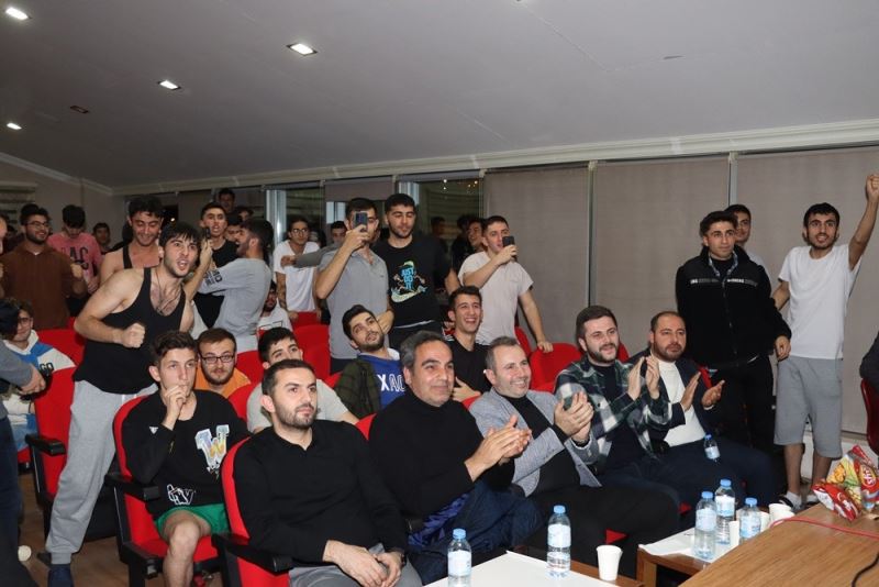 Tutuk, Dünya Kupası finalini üniversite öğrencileriyle izledi
