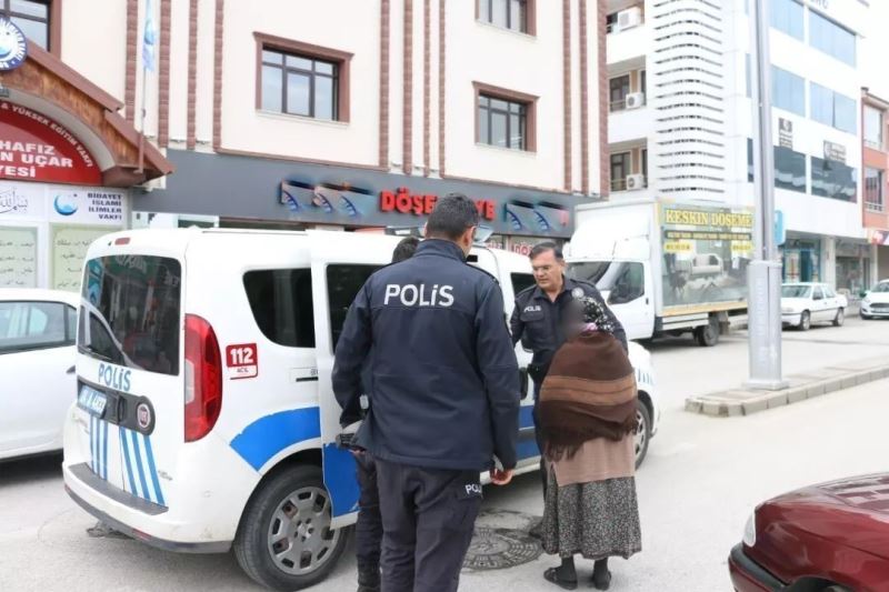 Ülke genelinde mal ve hizmet satmak suretiyle halkı rahatsız eden şahıslara ve dilencilere yönelik uygulama gerçekleştirildi

