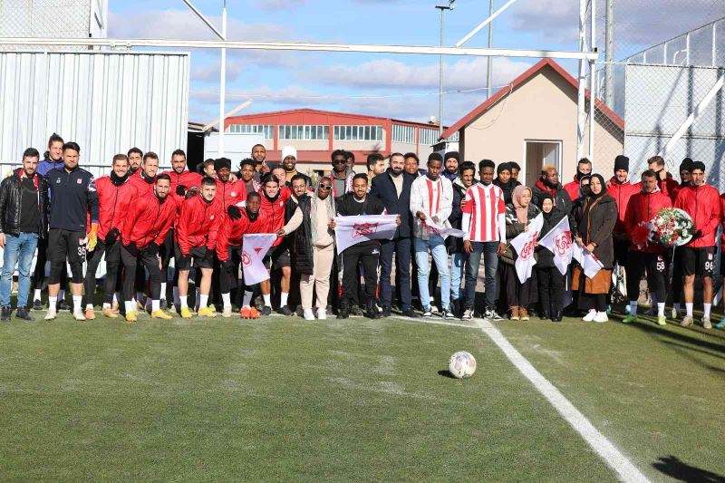 Sivasspor’a Galatasaray maçı öncesi yabancı öğrencilerden destek
