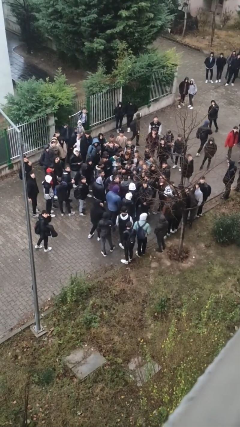 Bursa’da liseli gençlerin tartışma anları kameralarda
