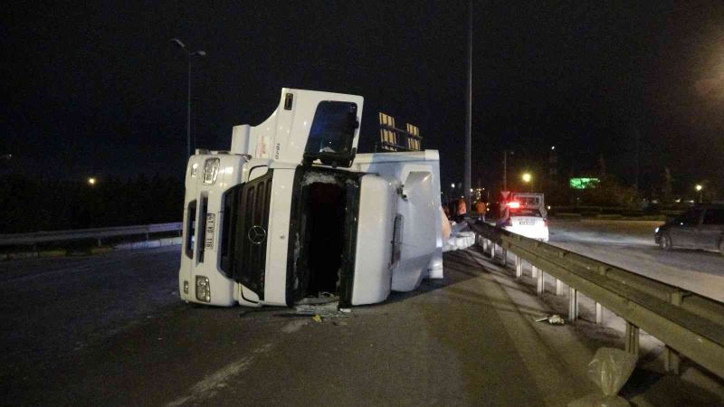 TEM’e girmek isterken virajı alamayan kağıt yüklü tır devrildi
