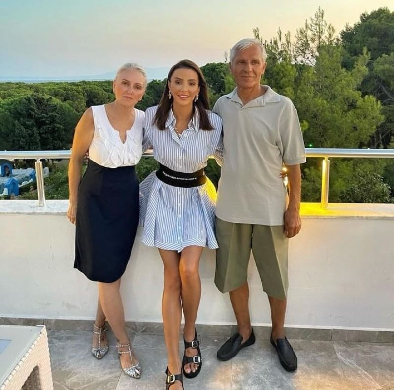 Ünlü manken Özge Ulusoy’un babası trafik kazasında hayatını kaybetti
