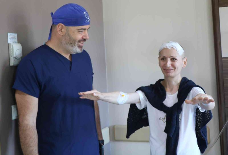 Tekerlekli sandalye ile geldi, yürüyerek ülkesine gitti
