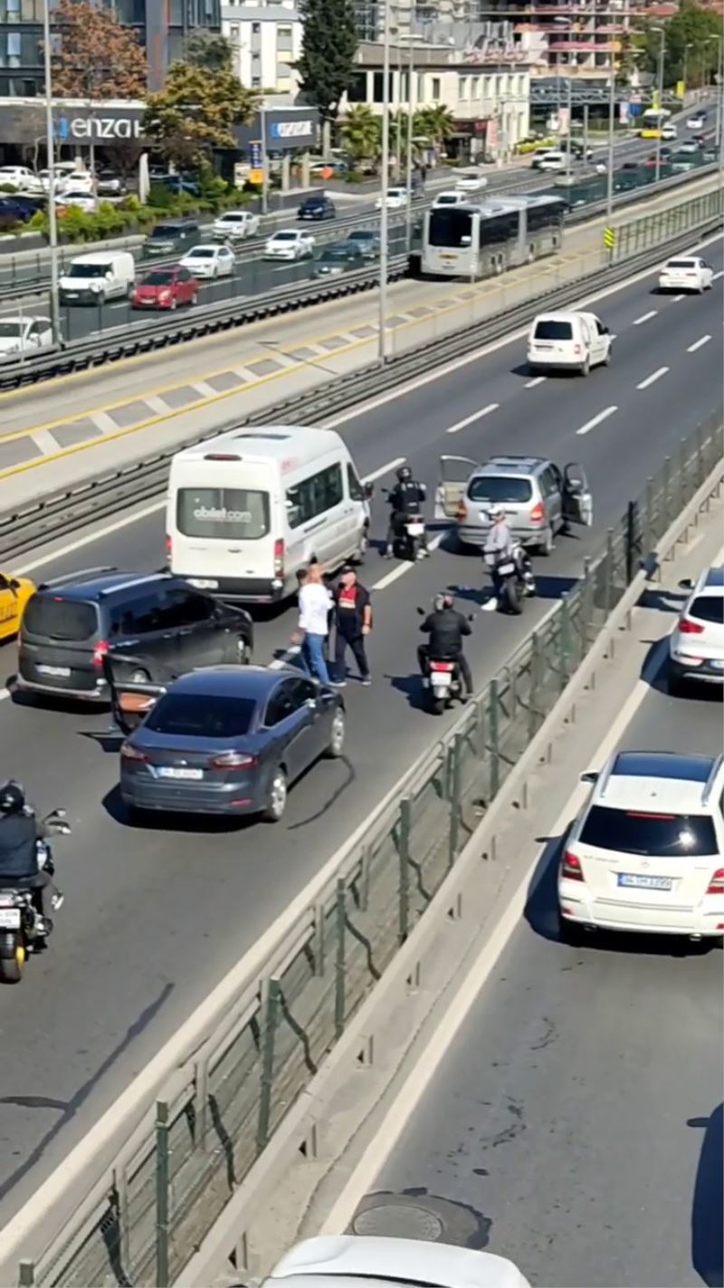 E-5’in ortasında sürücü, aracını tartıştığı diğer sürücünün üzerine sürdü
