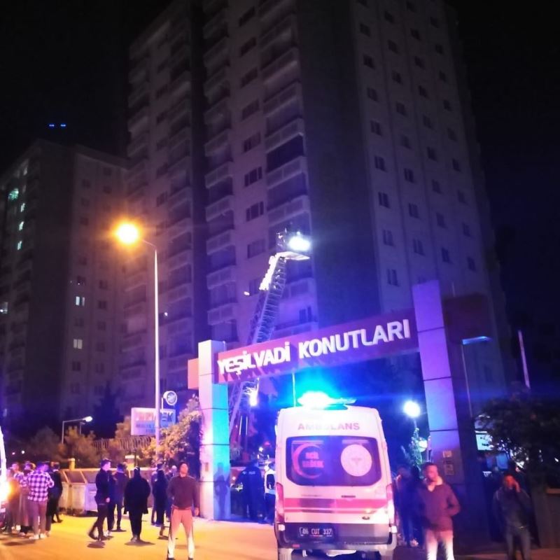Başkent’te 14 katlı apartmanda yangın: 1 kişi öldü, 2 itfaiye eri dumandan etkilendi
