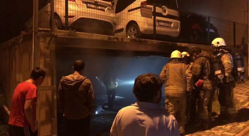 Ümraniye’de kapalı otoparkta çıkan yangında 5 araç yandı
