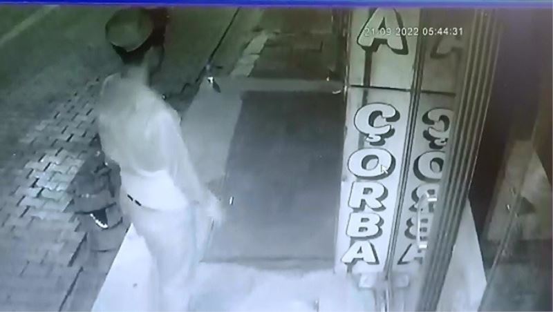 Girdiği dükkanda umduğunu bulamayan hırsız, kasadaki bozuklukları çaldı
