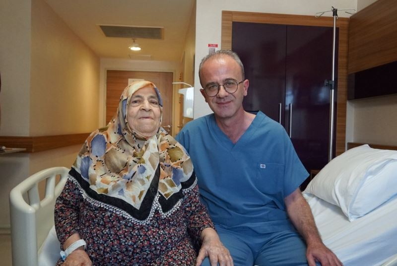 85 yaşındaki kadının rahminden 25 santimlik kitle çıkartıldı
