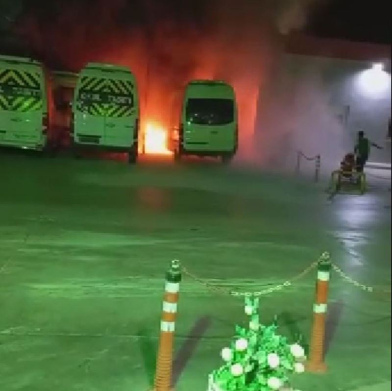 İzmir’de panik anları: Akaryakıt istasyonunun yanında bulunan minibüs alev alev yandı
