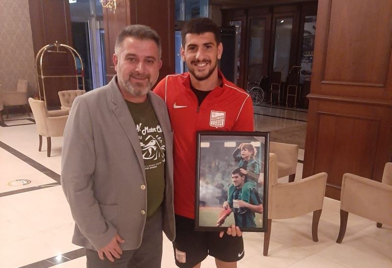 Yıllar sonra hediye edilen fotoğraf duygusal anlar yaşattı
