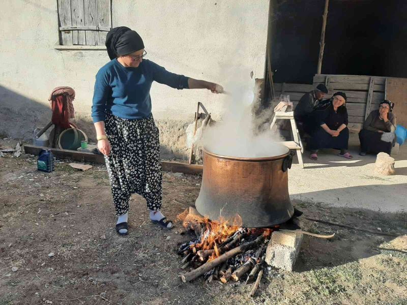 Sorgun’da Pekmez kazanları kaynamaya başladı
