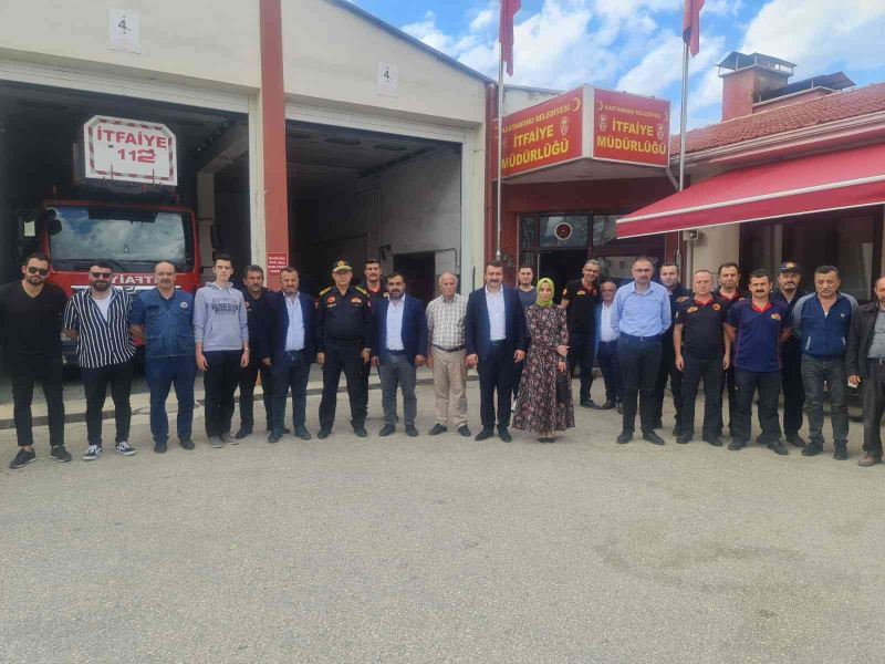 Muhtarlar, İtfaiye Haftasını itfaiyecilerle pasta keserek kutladı
