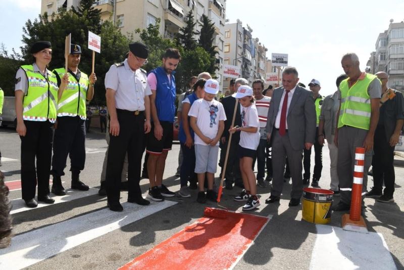 Antalya’da, ‘Yayalara Öncelik Duruşu, Hayata Saygı Duruşu