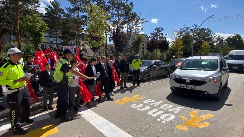 Bayburt’ta “Yayalara öncelik duruşu, hayata saygı duruşu
