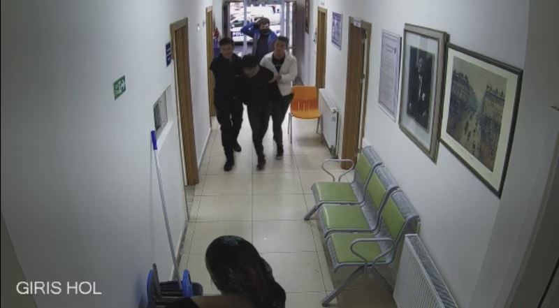 İstanbul’da ilginç olay kamerada: Suçüstü yakalanan hırsız polis merkezinin kapısını yıktı
