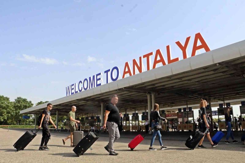 Seferberlik sonrası Rusya’dan Antalya’ya gelen günlük 80 uçağa 3-4 sefer ilave edilmiş durumda
