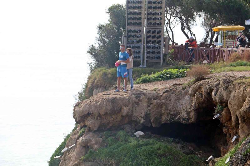 Turist çiftin uçurum kenarındaki romantizmi yürekleri ağza getirdi
