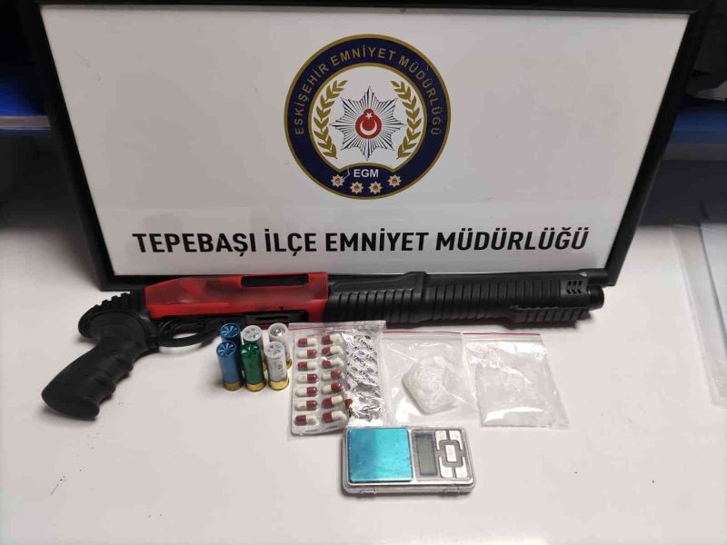 Şüpheli şahıslara yönelik operasyonda uyuşturucu ve silah ele geçirildi
