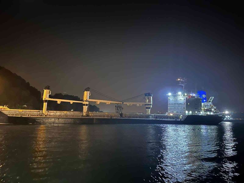 Ukrayna’dan İstanbul’a seyir halinde olan 142 metre boyundaki bir dökme yük gemisi Beykoz Umuryeri’nde karaya oturdu. Boğaz trafiği geçici olarak askıya alındı.
