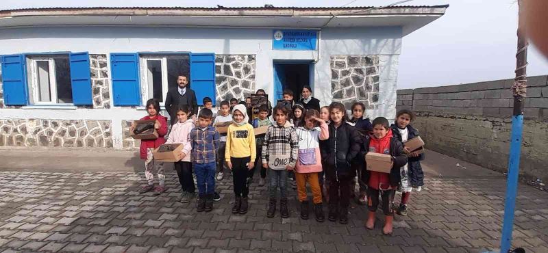 Kayapınar Belediyesi 2 bin çocuğa bot hediye etti
