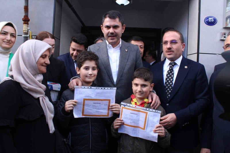 Bakan Kurum’dan depremzede çocuklara karne hediyesi

