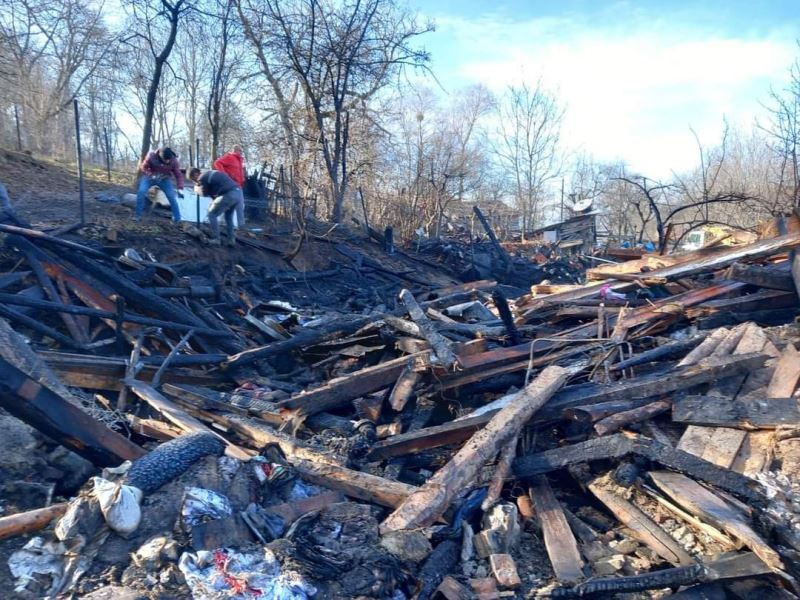 Yanan ahşap evden geriye enkazı kaldı
