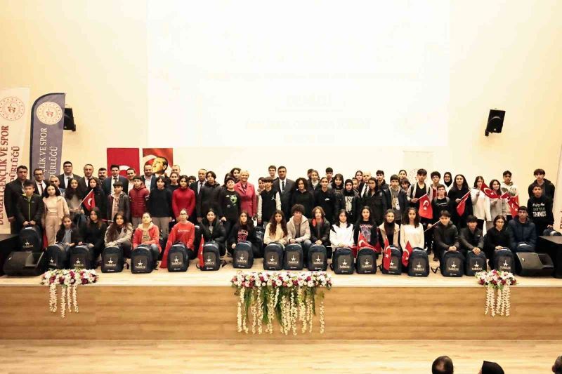 Geleceğin şampiyonları spor malzemelerine kavuştu
