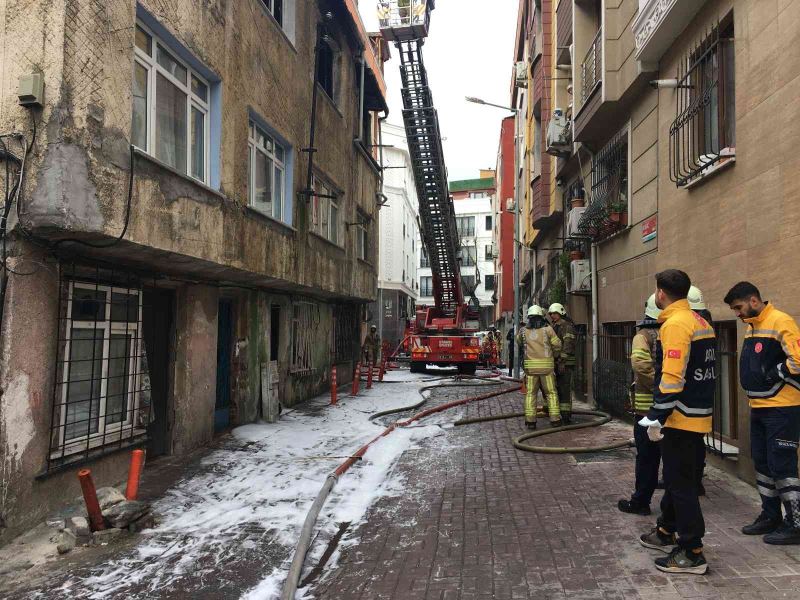Bayrampaşa’da 2 katlı binada korkutan yangın
