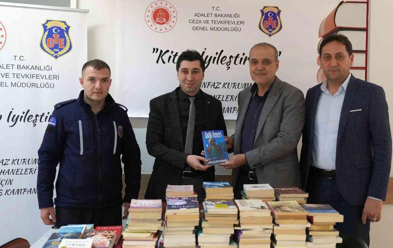 Başkan Uzundemir’den kitap bağışı
