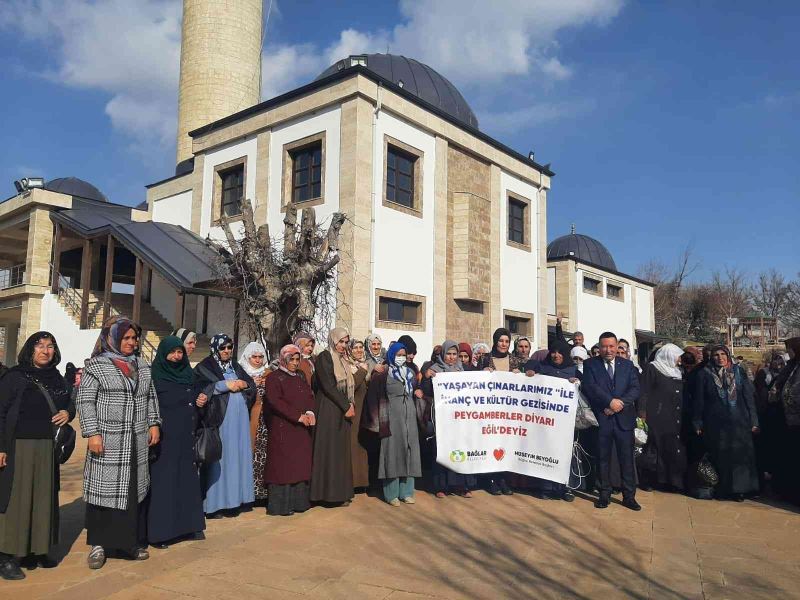 Bağlar Belediyesi ulu çınarları kültür gezisine götürdü
